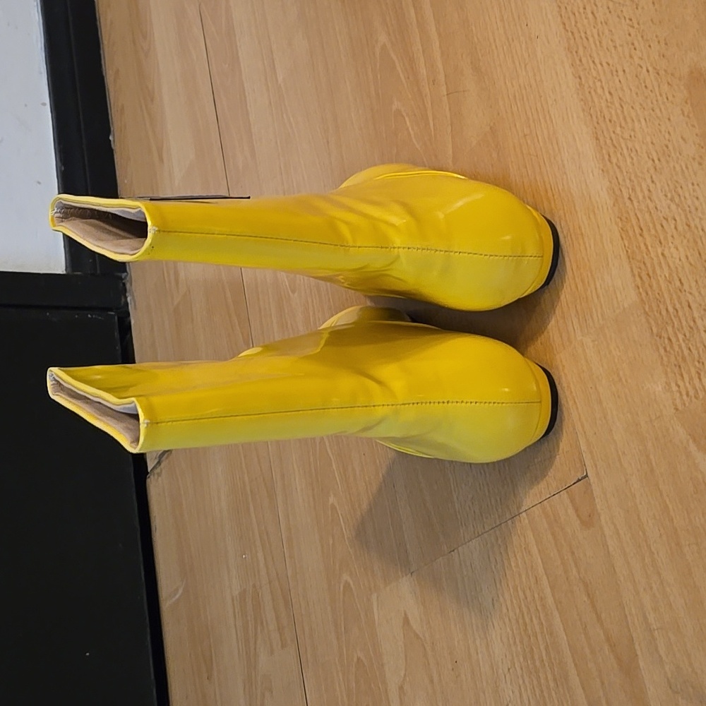 Yellow boots - Picture 6 of 6